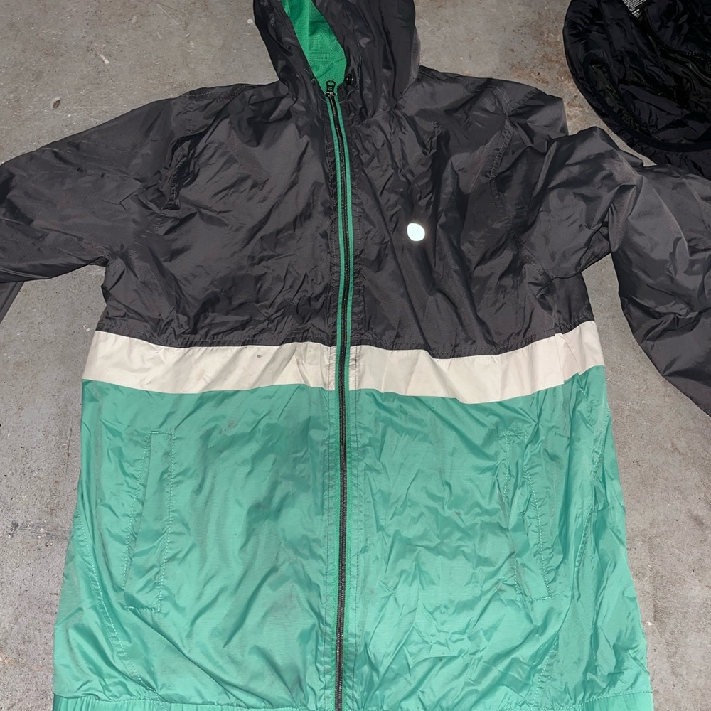 Mens medium volcom windbreaker.